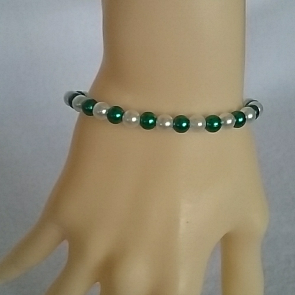 Emerald green and white beaded stretch bracelet
